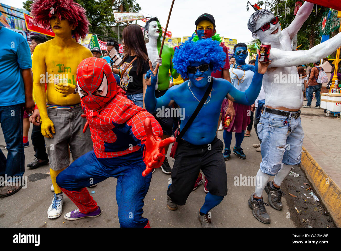 Die Menschen in bunten Kostümen eine Parade durch die Straßen von Kalibo während der ati-atihan-Festival, Kalibo, Panay Island, Philippinen. Stockfoto