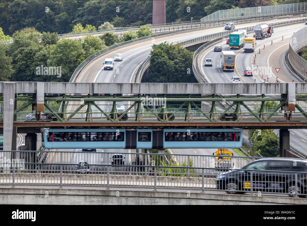 Die Wuppertaler Schwebebahn, Zug der neuesten Generation 15, Kreuzung der Autobahn A46, Autobahn, Wuppertal, Deutschland, Stockfoto