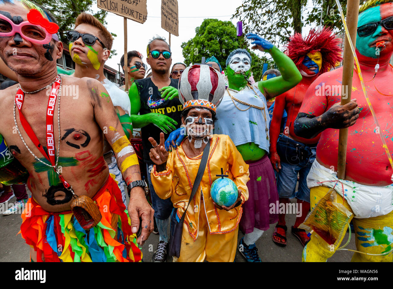 Die Menschen in bunten Kostümen eine Parade durch die Straßen von Kalibo während der ati-atihan-Festival, Kalibo, Panay Island, Philippinen. Stockfoto