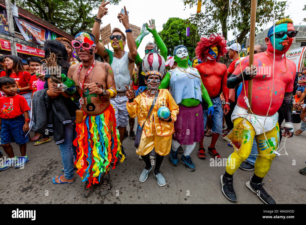 Die Menschen in bunten Kostümen eine Parade durch die Straßen von Kalibo während der ati-atihan-Festival, Kalibo, Panay Island, Philippinen. Stockfoto
