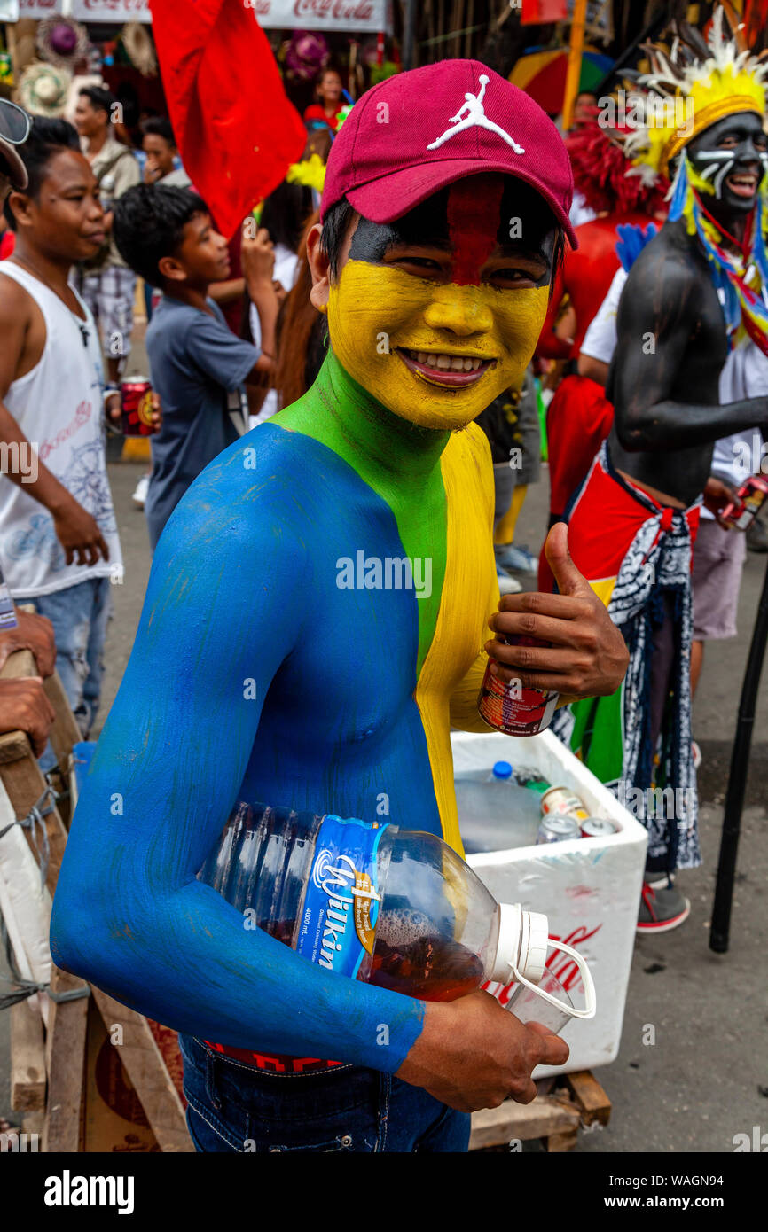 Die Menschen in bunten Kostümen eine Parade durch die Straßen von Kalibo während der ati-atihan-Festival, Kalibo, Panay Island, Philippinen. Stockfoto