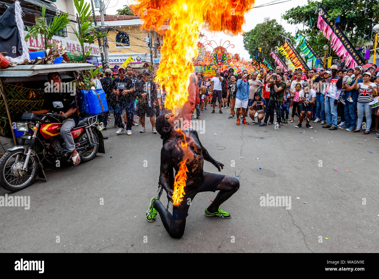 Ein Feuerspucker führt auf der Straße während der ati-atihan-Festival, Kalibo, Panay Island, Aklan Provinz der Philippinen. Stockfoto