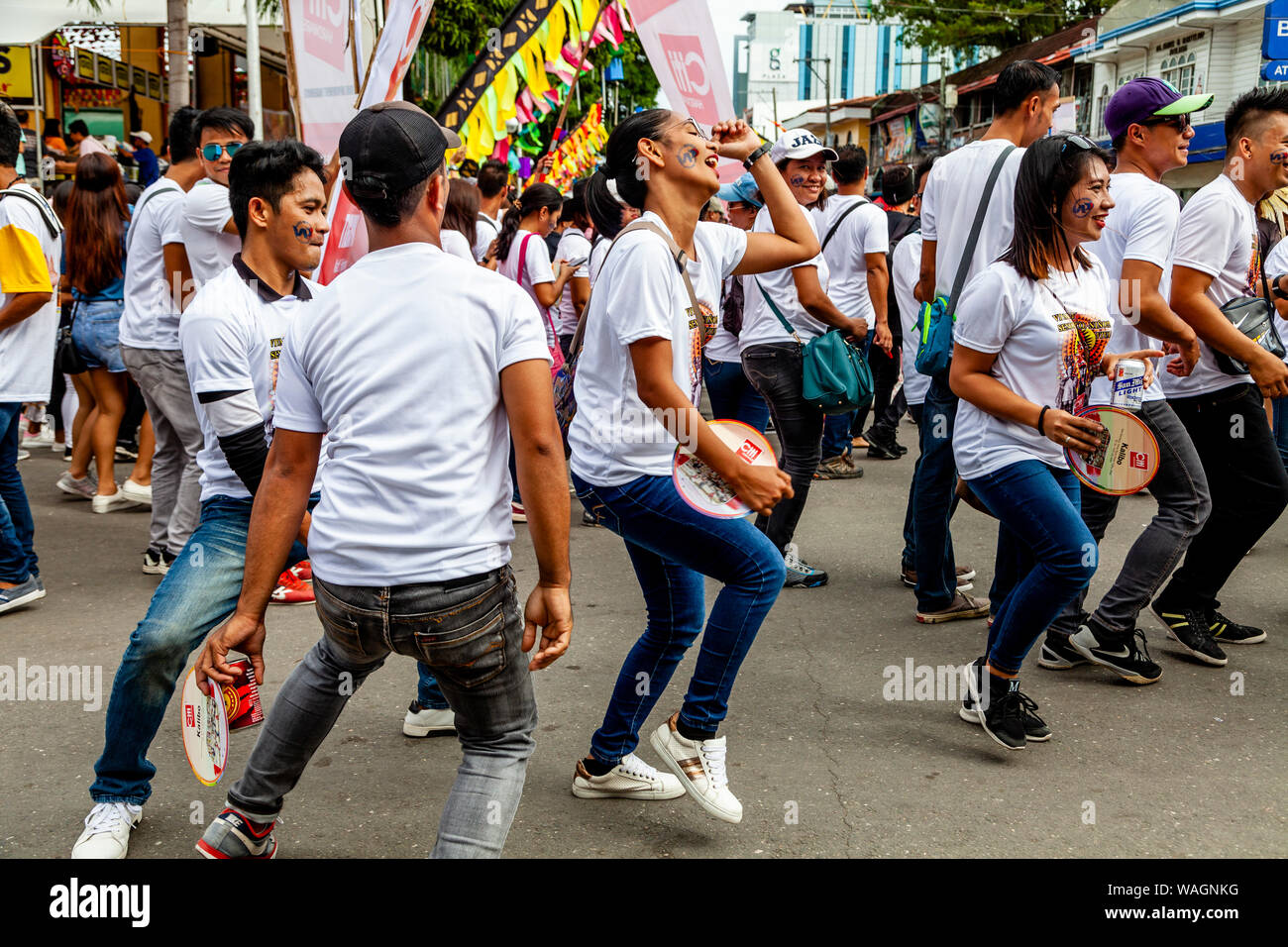 Jungen Filipinos Tanzen auf der Straße während der ati-atihan-Festival, Kalibo, Panay Island, Aklan Provinz, die Philippinen Stockfoto