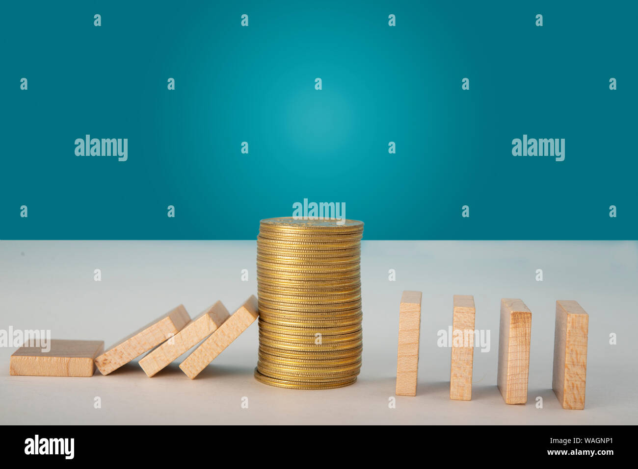 Finanzielle Unterstützung Business Konzept mit Coin Stack und Holzklötze Stockfoto