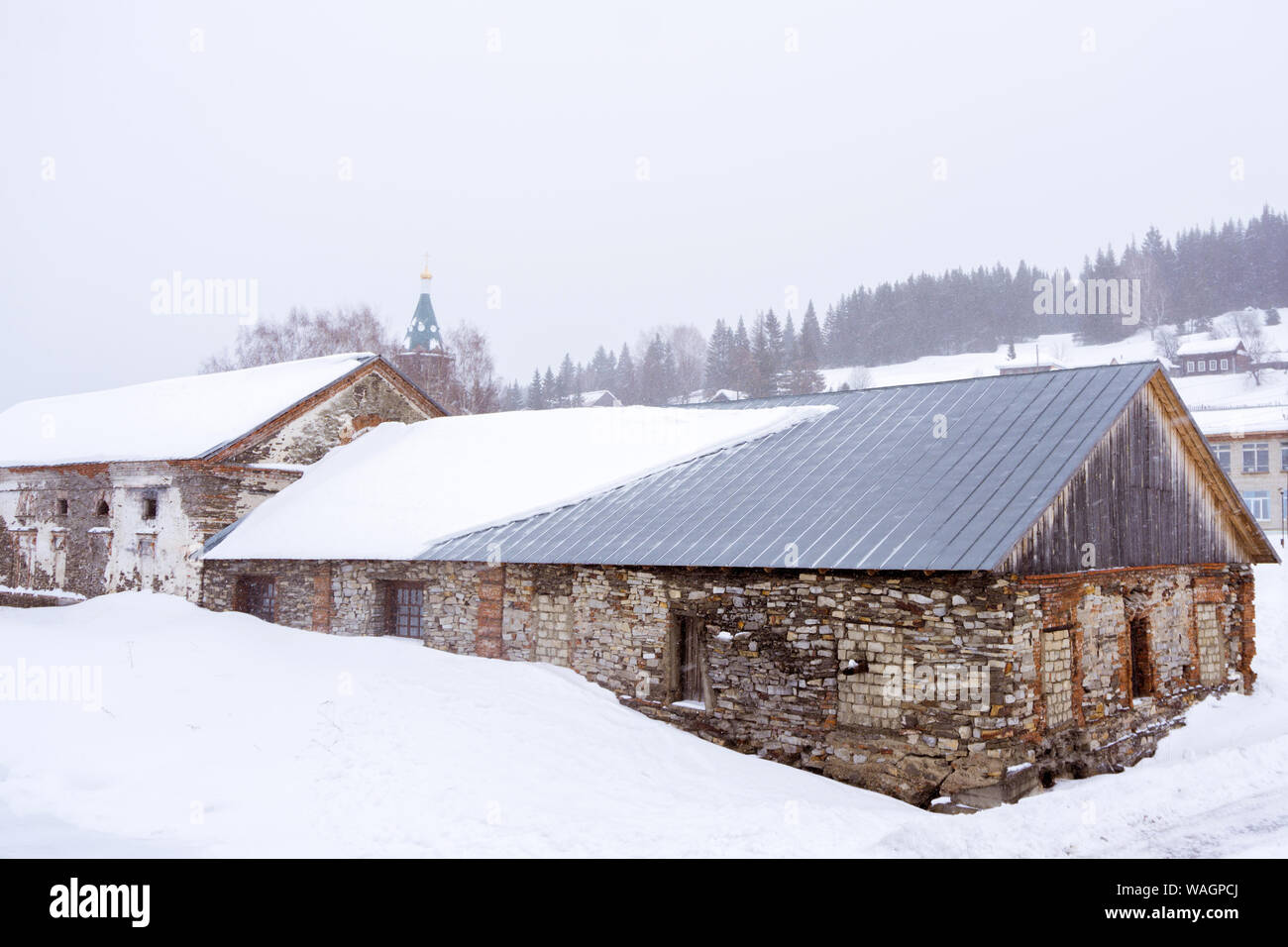 Alte Gebäude aus Stein aus dem 18. Jahrhundert verlassenen Fabrik Workshops in einem rustikalen Winterlandschaft Stockfoto