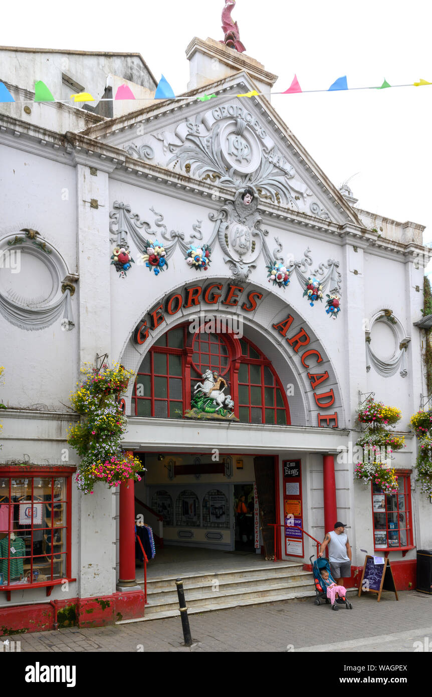 Die aufwendige Eingang und Fassade zu St Georges Arcade - Einkaufszentrum - Falmouth, Cornwall, England, Großbritannien. Stockfoto