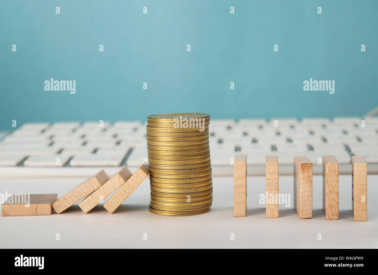 Finanzielle Unterstützung Business Konzept mit Coin Stack und Holzklötze Stockfoto