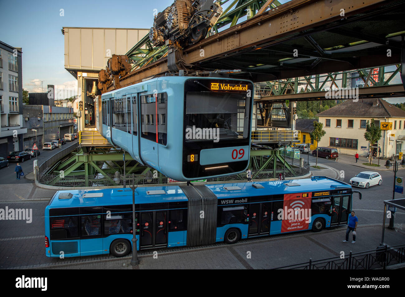 Die Wuppertaler Schwebebahn, Zug der neuesten Generation 15, Wuppertal, Wuppertal Barmen Bahnhof, Bus-Anschluss, Stockfoto