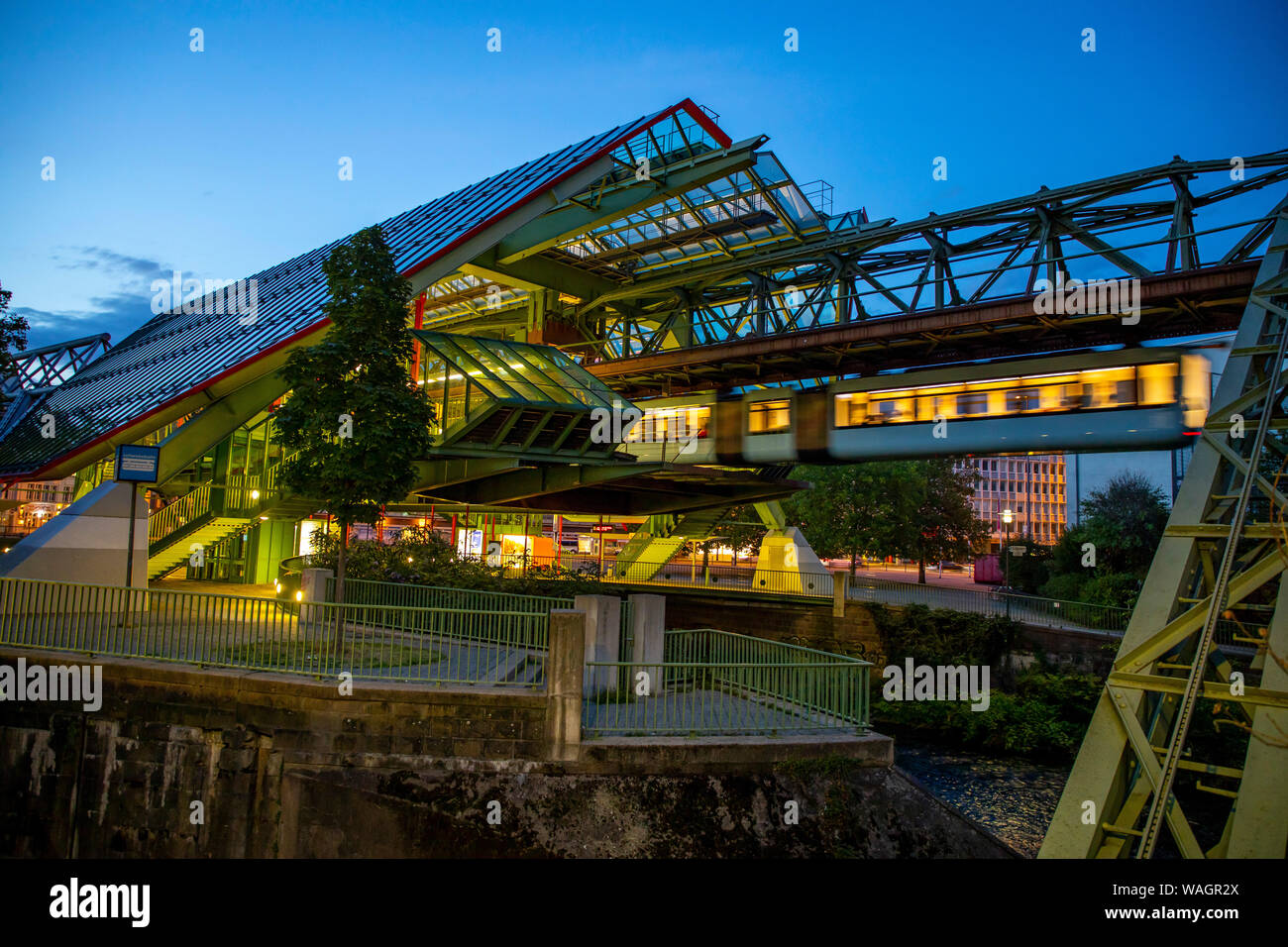 Die Wuppertaler Schwebebahn, Zug der neuesten Generation 15, Wuppertal, Deutschland, station Kluse, Stockfoto