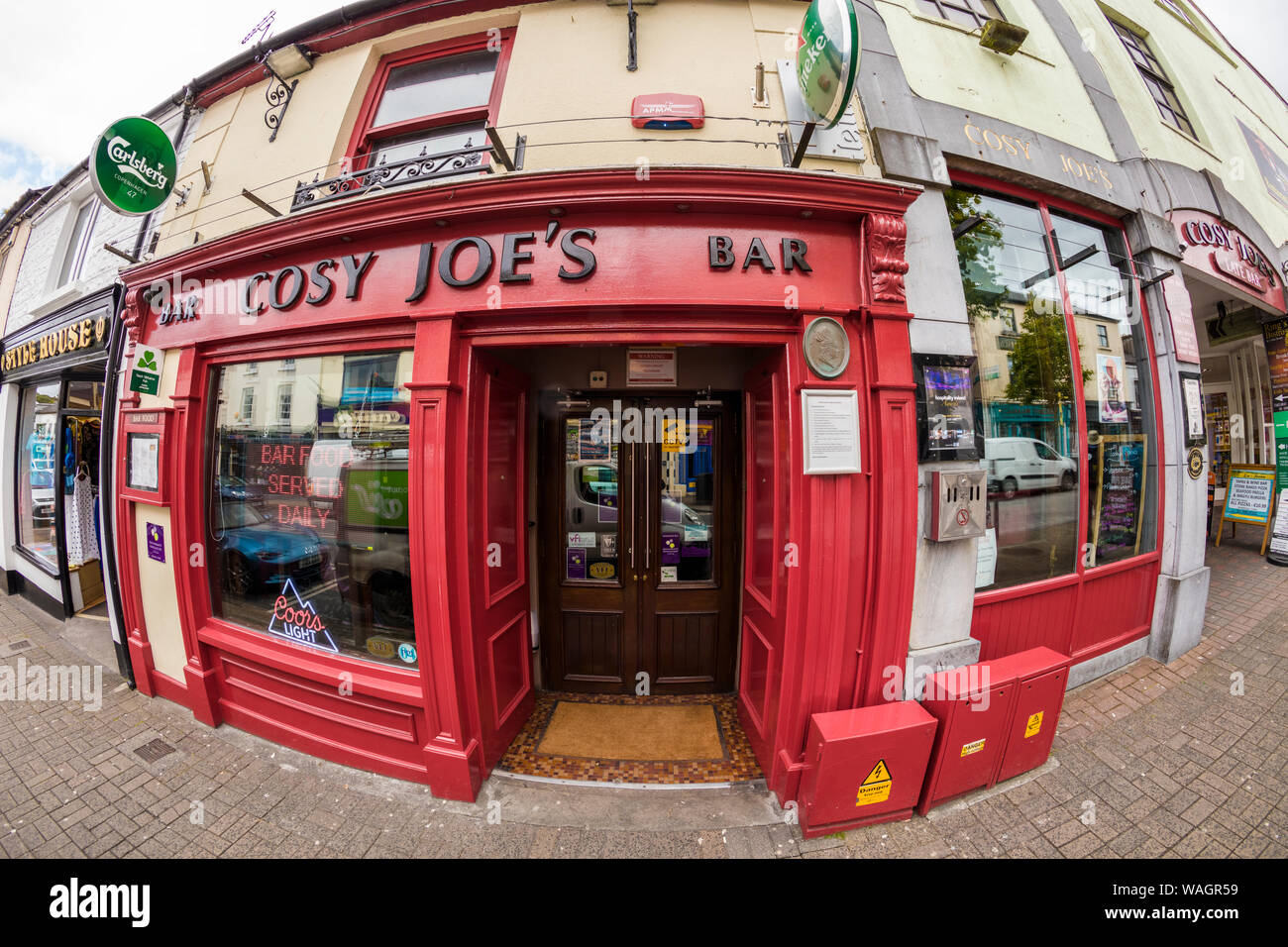 Vor der Kneipe in Westport, Grafschaft Mayo, Irland Stockfoto