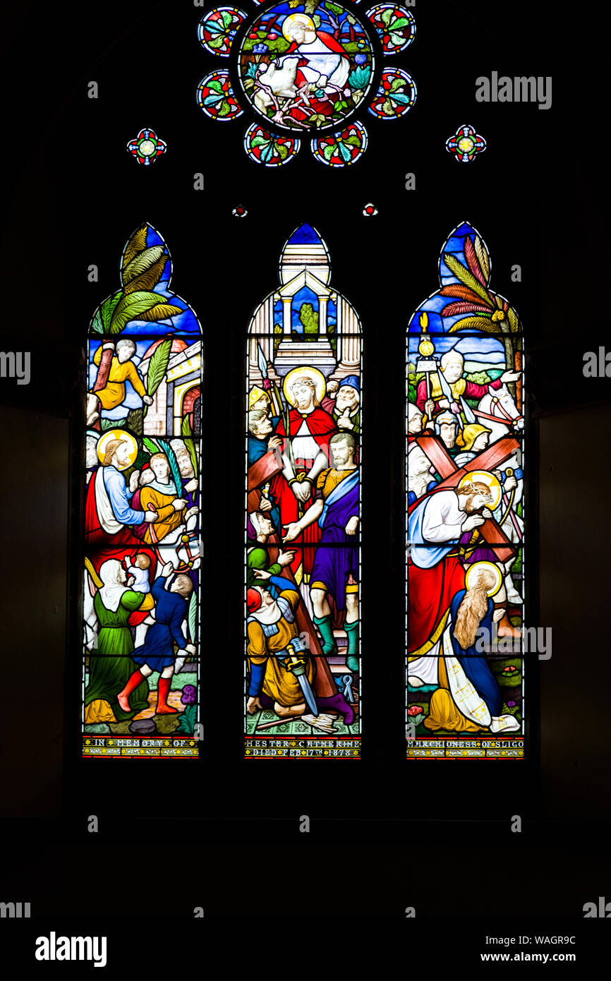 Glasfenster in der Kirche der Heiligen Dreifaltigkeit in Westport, Grafschaft Mayo, Irland Stockfoto