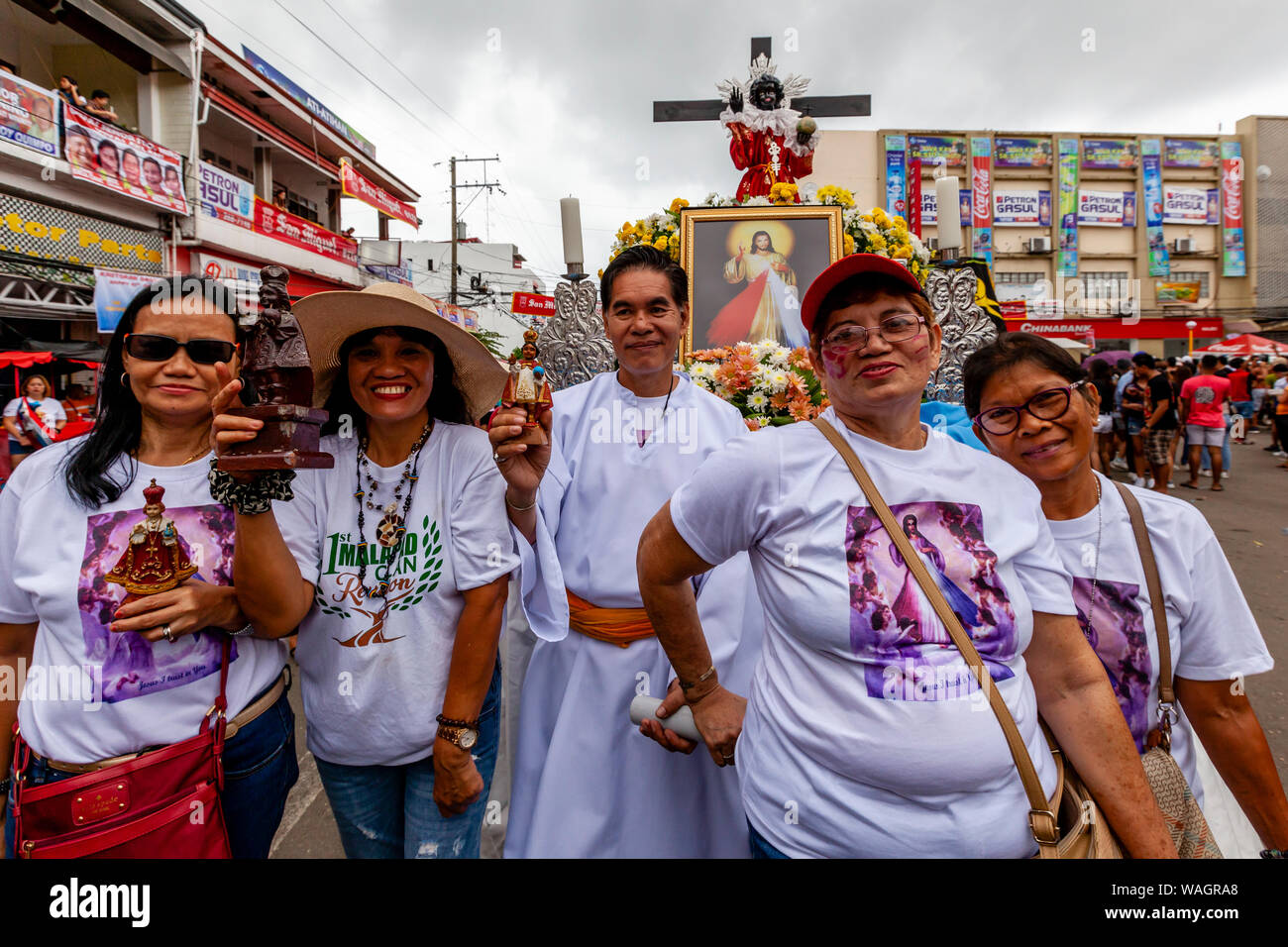 Philippinische Christen Parade durch die Straßen von Kalibo mit Santo Nino Statuen während der ati-atihan-Festival, Kalibo, Panay Island, Philippinen. Stockfoto