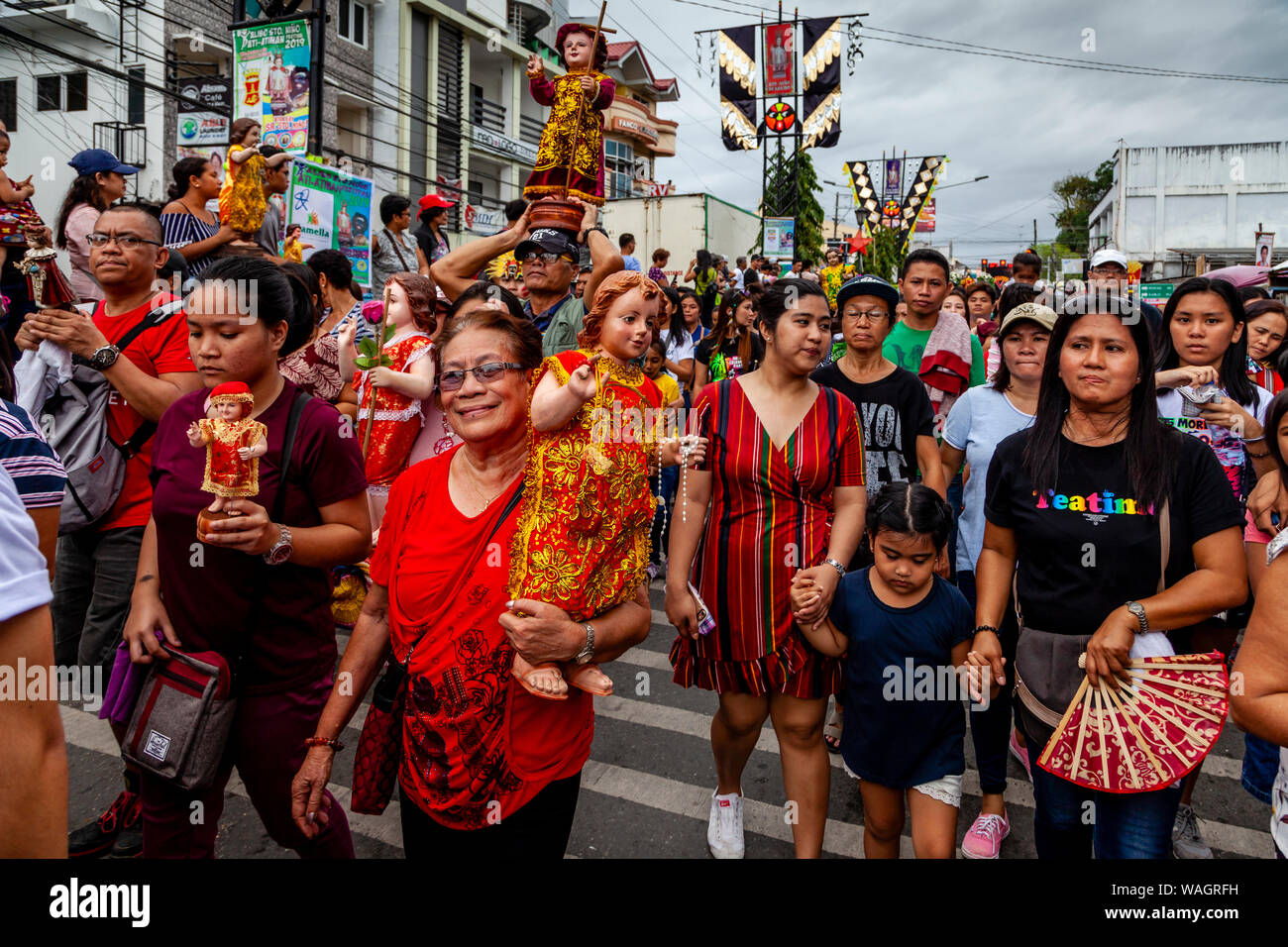 Filipinos zu Fuß durch die Straßen Statuen Durchführung von Santo Nino schreien 'Viva Santo Nino' während der ati-atihan-Festival, Wiesen, auf den Philippinen. Stockfoto