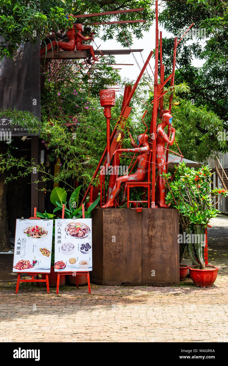 Artsy restaurant Design mit modernen Skulptur und Menü Platten im OKT LOFT in Shenzhen China Stockfoto