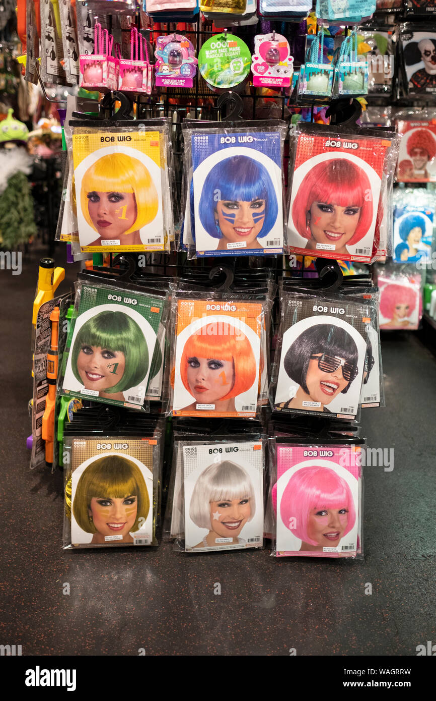 BOB PERÜCKEN in verschiedenen Farben für Verkauf an ein Kostüm shop in Greenwich Village, Manhattan, New York City. Stockfoto
