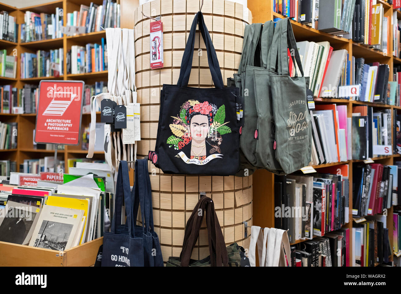 FRIDA KAHLO TOTE BAG für Verkauf im Strand Book Store in Greenwich Village, Manhattan, New York City. Stockfoto