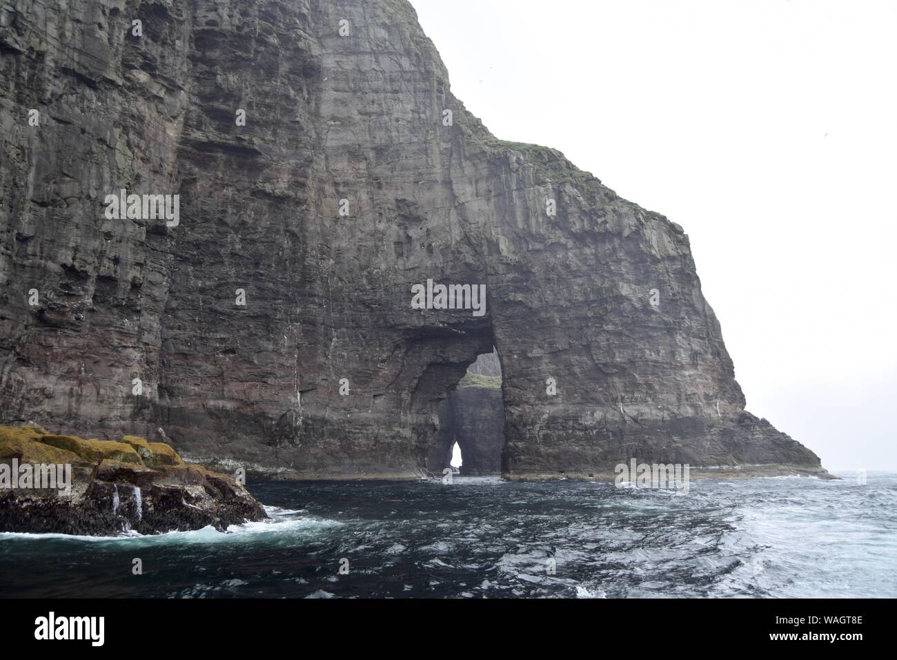 Felsformationen auf Vagar Insel auf den Färöer Inseln. Stockfoto