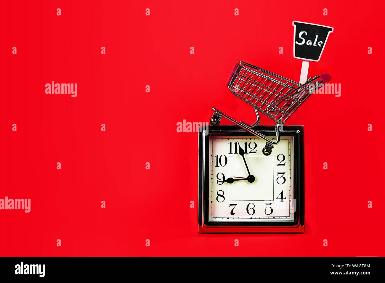 Weihnachten Schwarzer Freitag Verkauf Konzept mit Silber, Warenkorb shop Trolley mit Vorzeichen Verkauf auf roten Hintergrund. Stockfoto