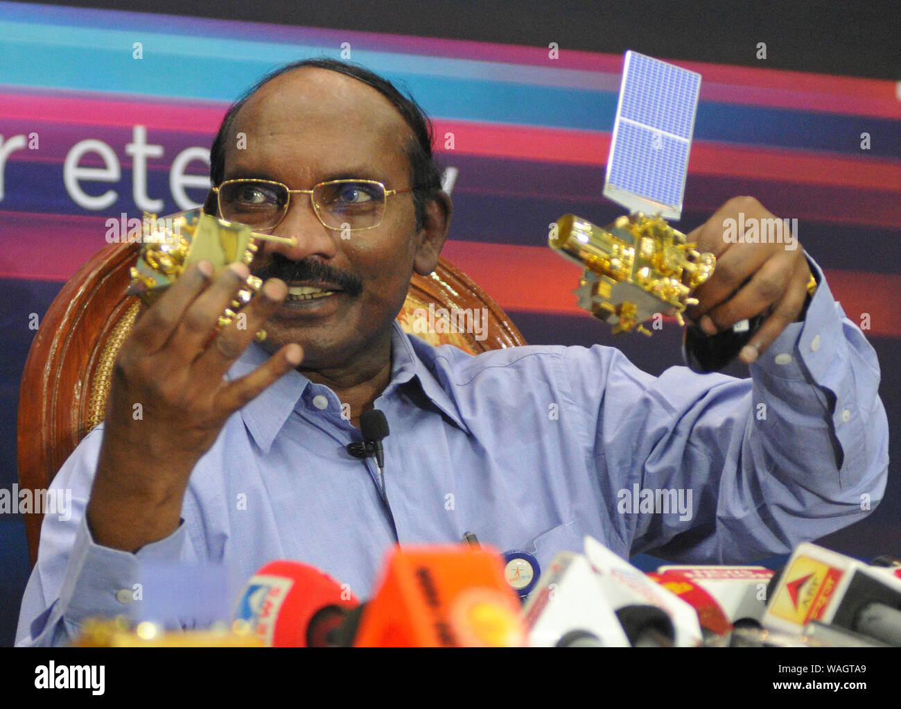 (190820) -- Bangalore, Aug 20, 2019 (Xinhua) - Indian Space Research Organisation (ISRO) Vorsitzender Kailasavadivoo Sivan zeigt ein Modell von Chandrayaan-2 Orbiter und Rover während einer Pressekonferenz in Bangalore, Indien, Nov. 20, 2019. Indiens zweiten Mond Mission, oder Chandrayaan-2, erfolgreich in die Umlaufbahn des Mondes am Dienstag trat, bestätigte die Raumfahrt-Agentur des Landes, die Indian Space Research Organisation (ISRO). (Str/Xinhua) Stockfoto