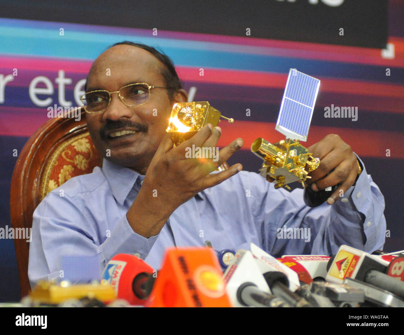 (190820) -- Bangalore, Aug 20, 2019 (Xinhua) - Indian Space Research Organisation (ISRO) Vorsitzender Kailasavadivoo Sivan zeigt ein Modell von Chandrayaan-2 Orbiter und Rover während einer Pressekonferenz in Bangalore, Indien, Nov. 20, 2019. Indiens zweiten Mond Mission, oder Chandrayaan-2, erfolgreich in die Umlaufbahn des Mondes am Dienstag trat, bestätigte die Raumfahrt-Agentur des Landes, die Indian Space Research Organisation (ISRO). (Str/Xinhua) Stockfoto