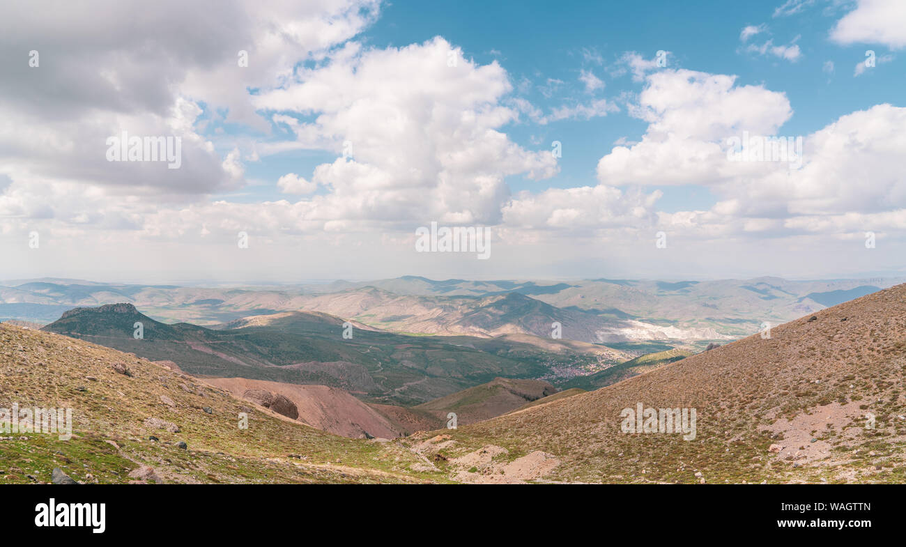 Panorama Landschaft der Berge mit bewölkt blauer Himmel. Stockfoto
