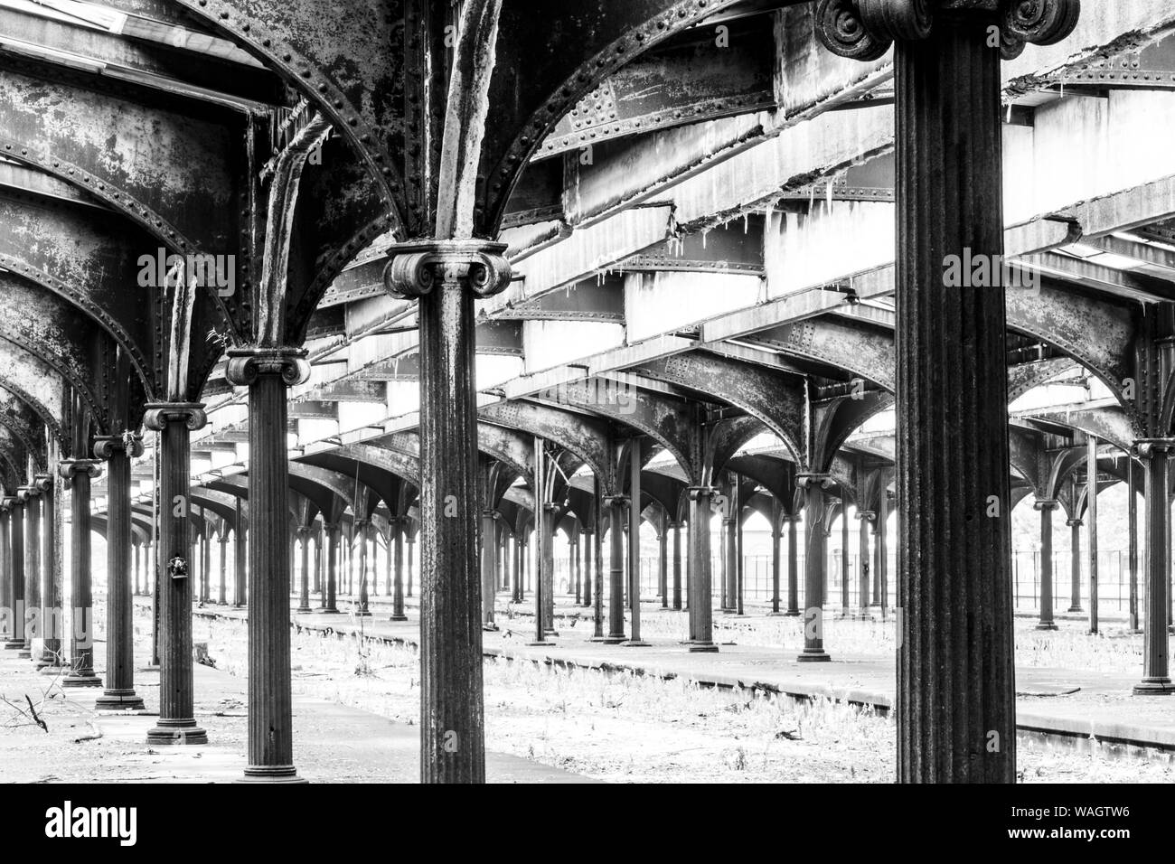 Schmiedeeiserne unterstützt und detaillierte Niet Designs schmücken einen verlassenen Bahnhof Station I Stockfoto