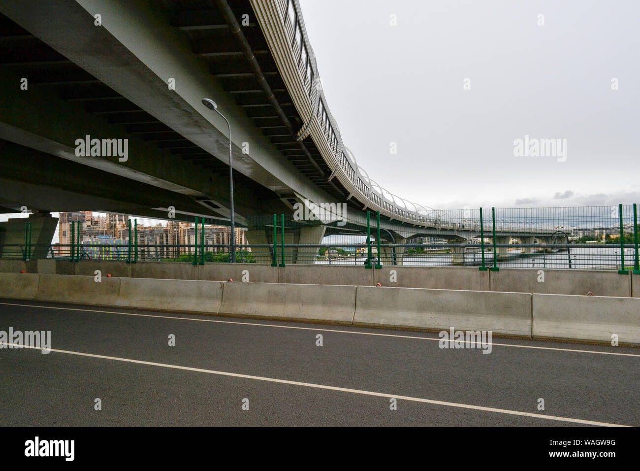 Sankt Petersburg, Russland, Juli 2019. Die westlichen High Speed Durchmesser Bridge von unten, eine neue Infrastruktur o dieser Stadt gesehen zu haben. Stockfoto