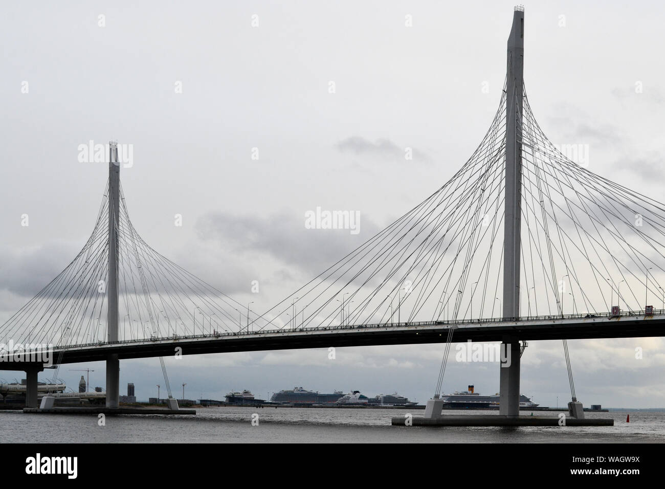 Sankt Petersburg, Russland, Juli 2019. Die westlichen High Speed Durchmesser Bridge, eine neue Infrastruktur o dieser Stadt. Stockfoto