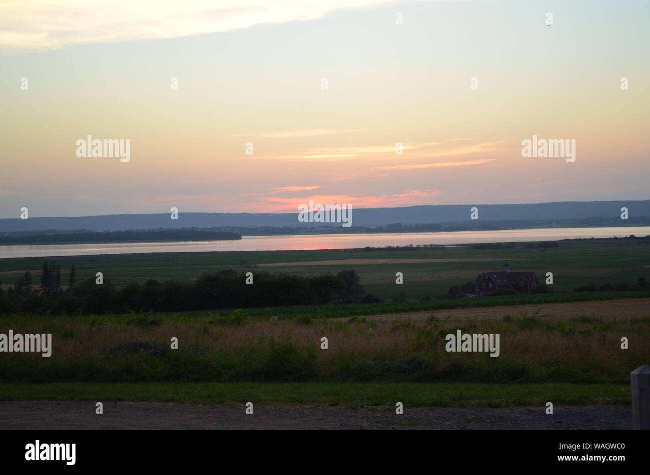 Sommer in Nova Scotia: Sonnenuntergang über dem Minas Basin im Annapolis Valley Stockfoto