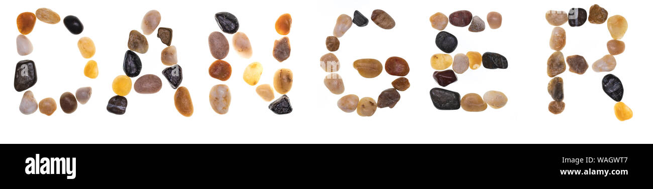 Wort GEFAHR handgefertigt mit Steine (findlinge). Sammlung Wörter mit Steinen. Auf weissem Hintergrund Stockfoto