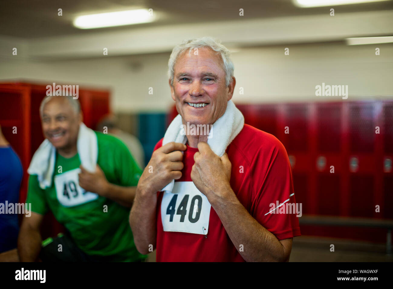 Porträt eines lächelnden älteren Mann in eine Turnhalle. Stockfoto