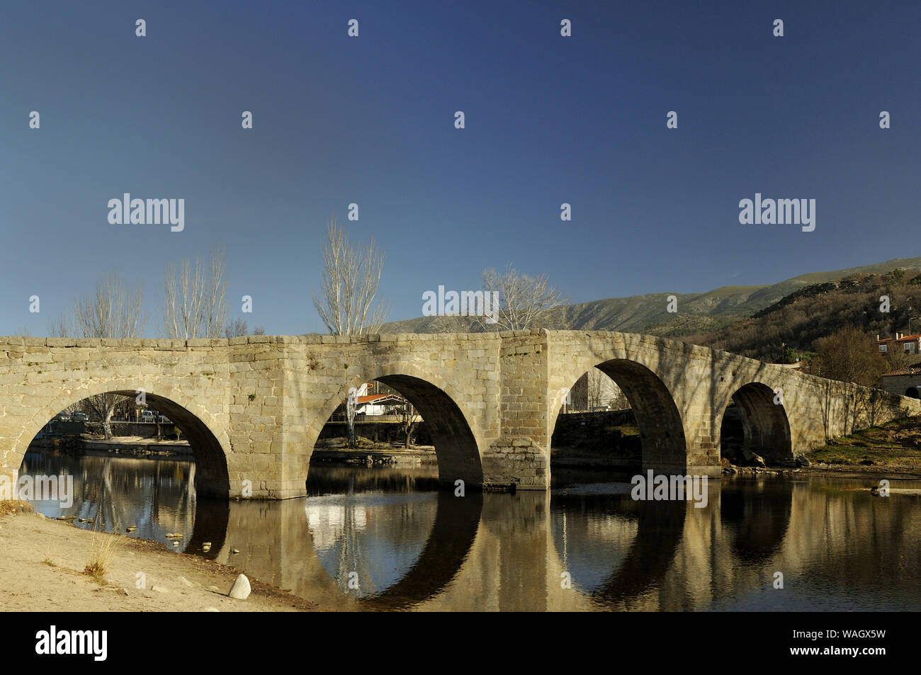 Die romanische Brücke über den Fluss im Alberche Navaluenga, Ávila. Spanien. Stockfoto