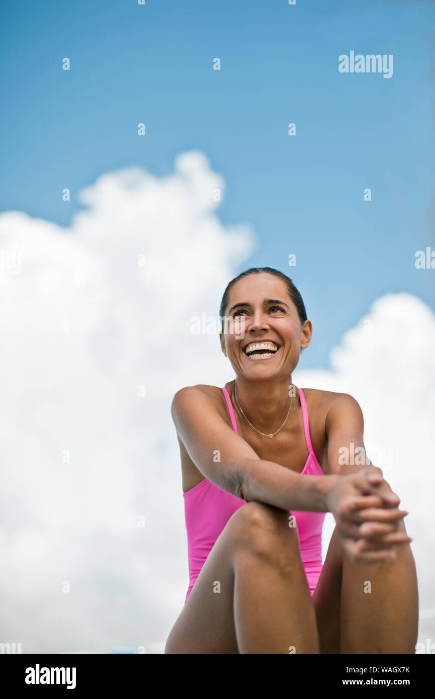 Glückliche Frau tragen leuchtend rosa Badeanzug. Stockfoto