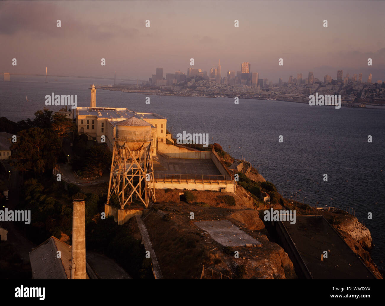 Blick auf San Francisco von Alcatraz Island-High winkel Blick auf eine industrielle Anlage mit einer Stadt im Hintergrund. Stockfoto