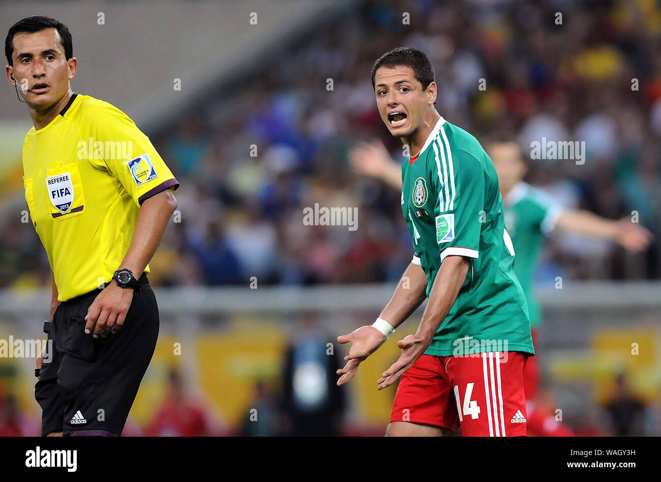 Rio de Janeiro, Brasilien, 16. Juni 2013. Der mexikanische Nationalspieler Javier Hernandez, Chicharito, beschwert sich bei dem Schiedsrichter während der Matte zwischen Mexiko und Italien Stockfoto