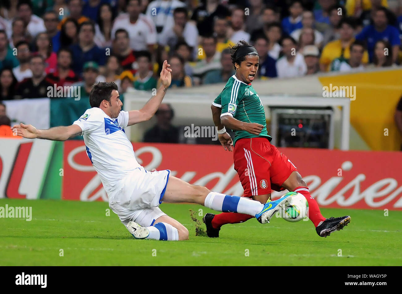 Rio de Janeiro, Brasilien, 16. Juni 2013. Spieler, die den Ball während des Spiels Mexiko gegen Italien für den Confederations Cup im Maracana Stadium spielen Stockfoto