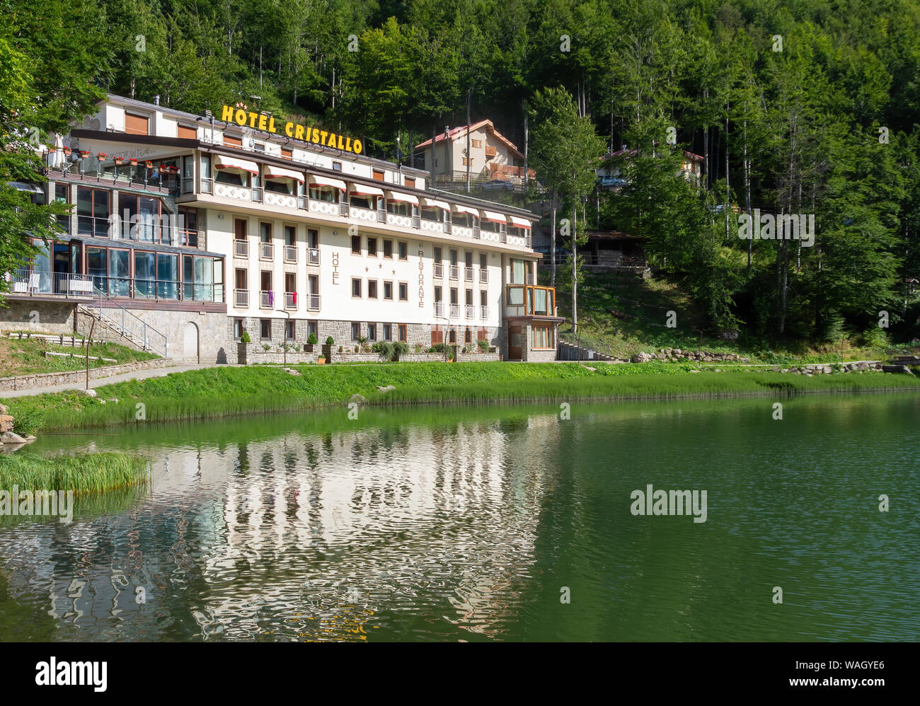 CERRETO LAGHI, Italien - 11 AUGUST 2019: in der Nähe von Cerreto Pass in den Apennin, das Gebiet ist als Skigebiet bekannt. Hier das Cristallo Hotel und den See Stockfoto