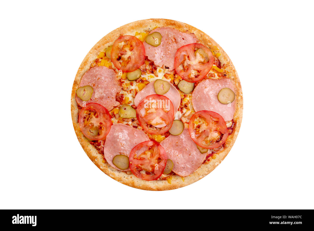 Pizza isoliert auf weißem Hintergrund. heißen Fast Food mit Käse, Tomaten und gesalzene Gurken. Essen Bild für das Menü Karte, Web Design, Website, shop oder Lieferung Stockfoto