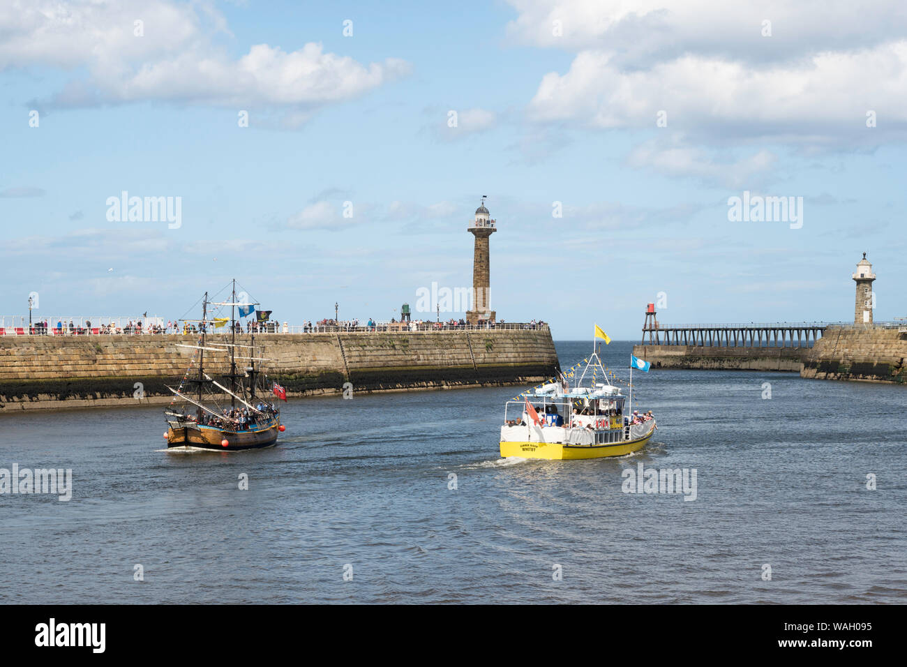 Sportboote zwischen den Pfeilern in Whitby, North Yorkshire, England, Großbritannien Stockfoto Sportboote zwischen den Pfeilern in Whitby, North Yorkshire, England, Großbritannien Stockfoto
