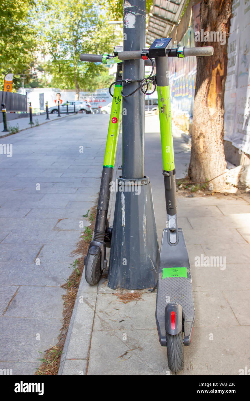 ISTANBUL, Türkei - 5. AUGUST 2019: E-Kick-Roller von 'MARTI Tech', die  Türkische elektrische Kick scooter Unternehmen Stockfotografie - Alamy