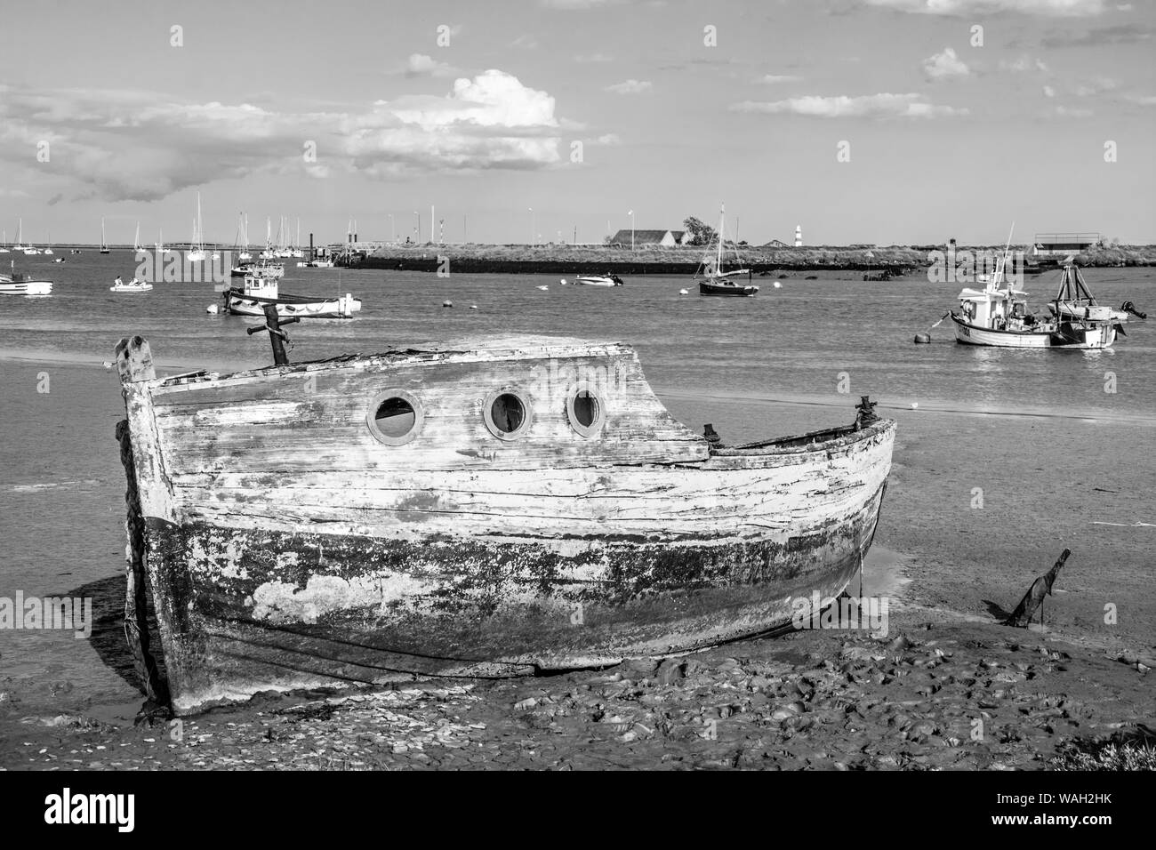 Alte Boote auf dem Fluss Erz bei Orford, Küste von Suffolk, England, Großbritannien Stockfoto