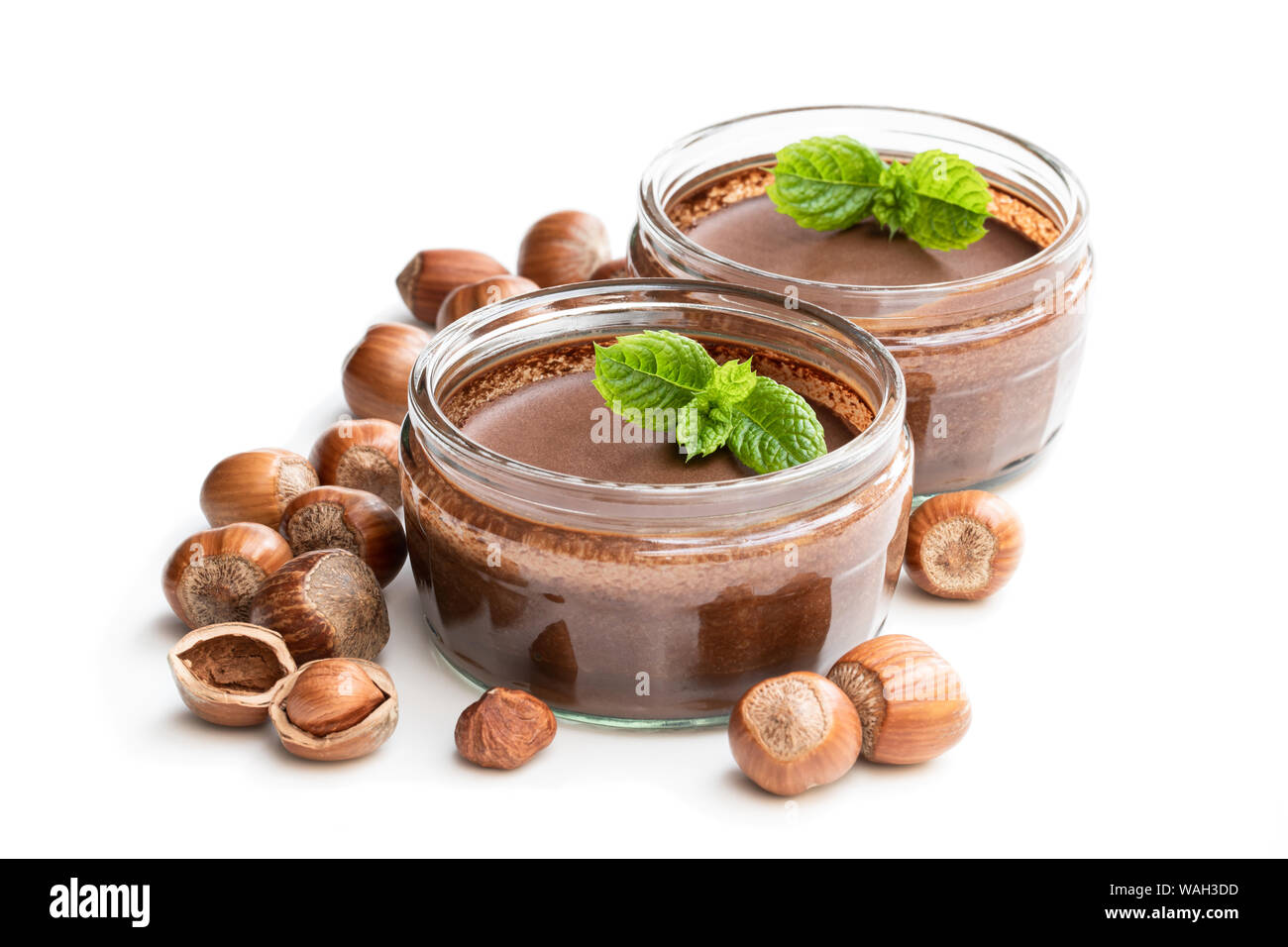 Hausgemachte Schokolade Haselnuss Praline in Glas Glas isoliert auf weißem Stockfoto