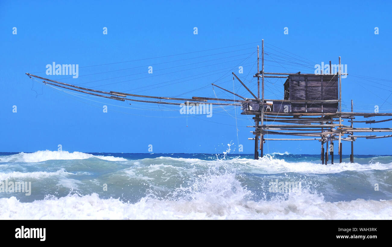 Trabocchi Küste der Abruzzen mit großen Wellen auf rauer See - Italien - eine trabucco ist ein altes Angeln Maschinen berühmt in Süd Italien meer Stockfoto