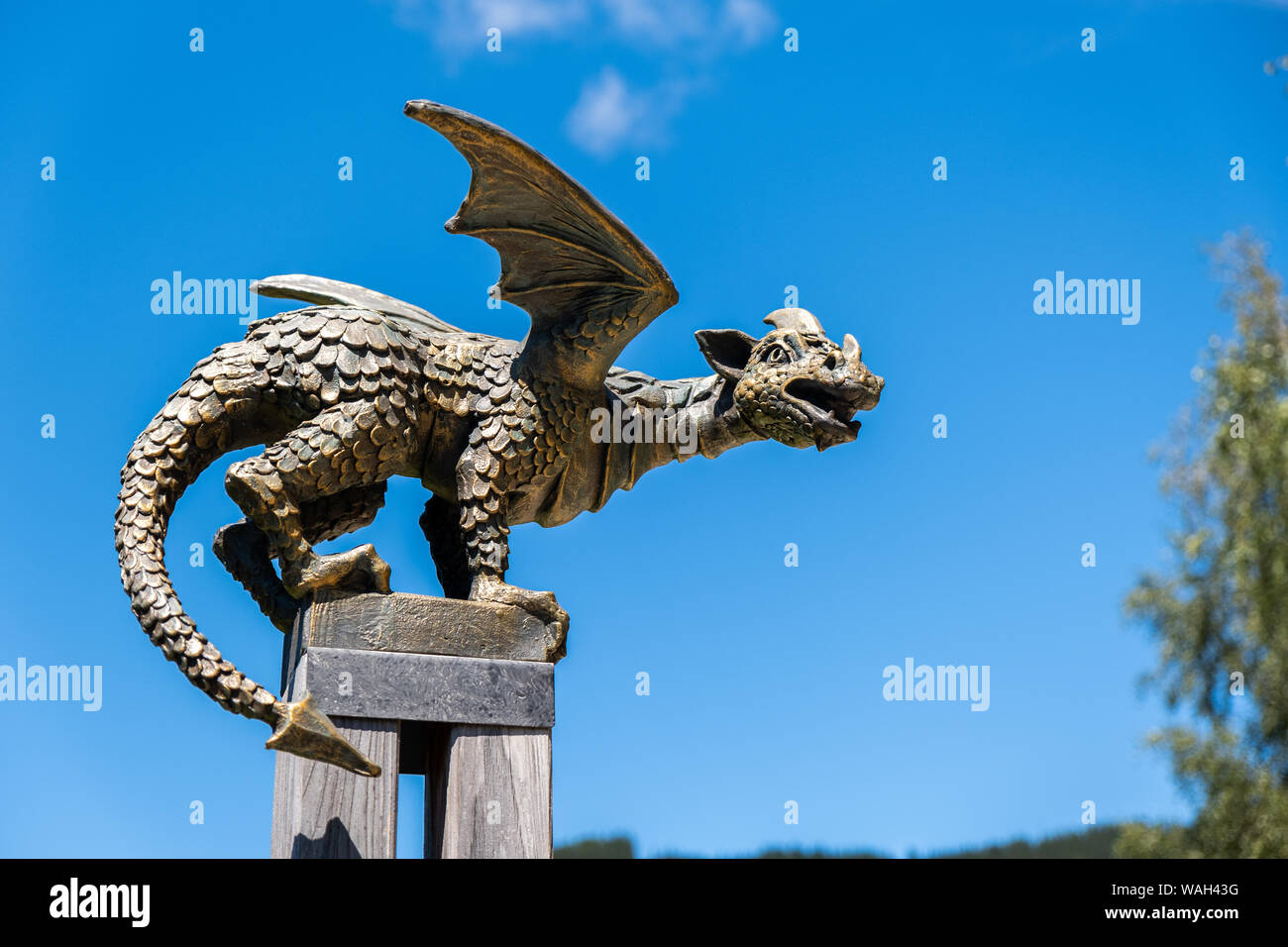 Solcava, 17. August 2019: Bronze Statue der Lintver Drachen, ein Wegweiser auf der Solcava Panoramastraße über Logar-tal in Slowenien Stockfoto
