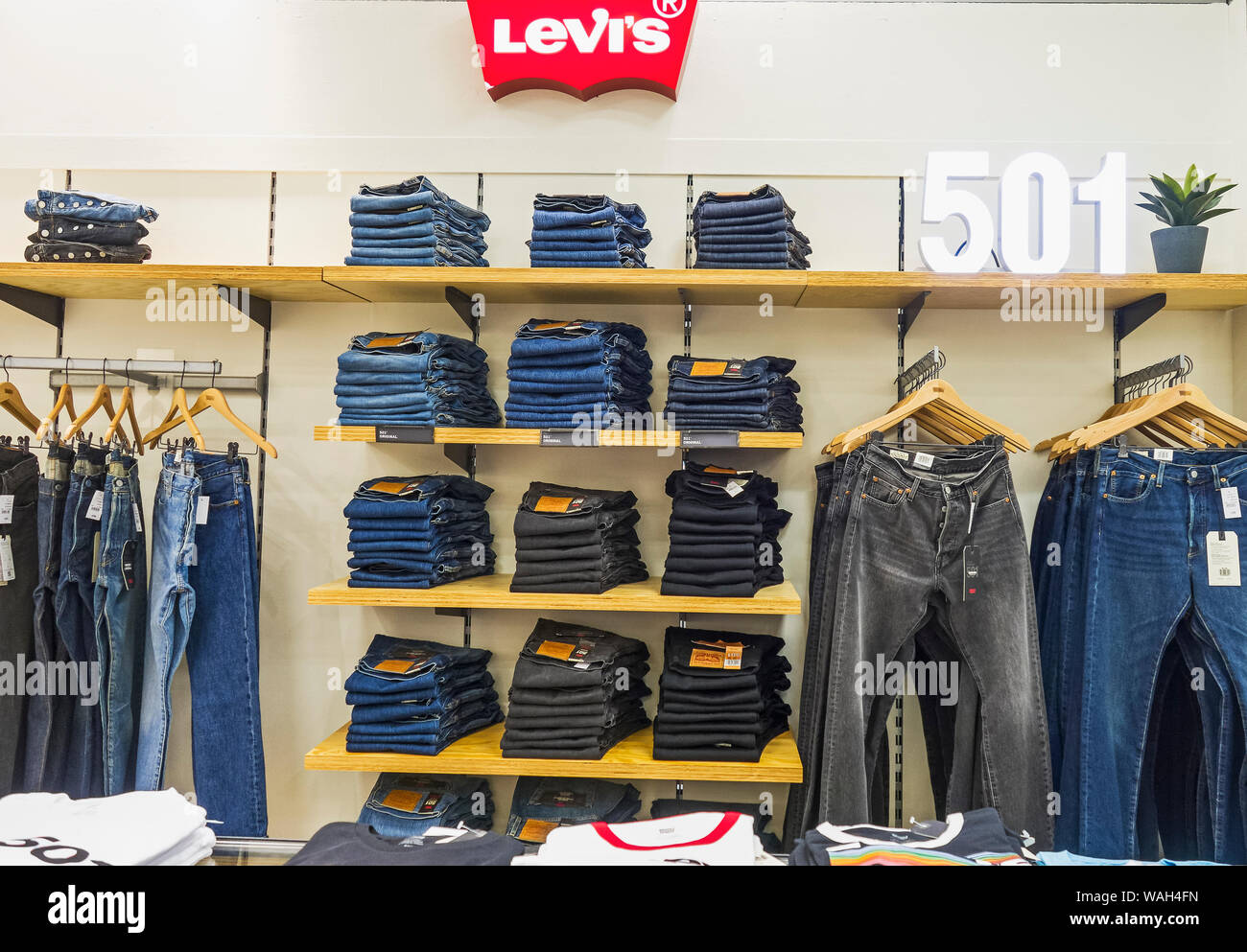 Levi Strauss & Co Kleidung Produkte auf Anzeige in einer BRITISCHEN speichern. Stockfoto