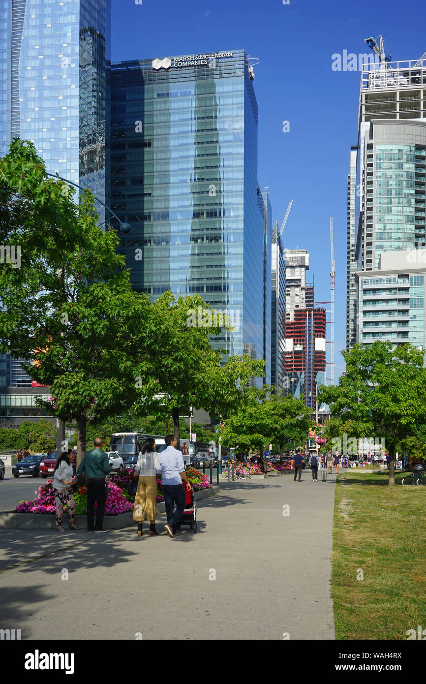 Toronto Harbour und mit der Fähre auf die Toronto Island sowie CN-Tower, Toronto, Ontario, Kanada, Nordamerika, Lake Ontario Stockfoto