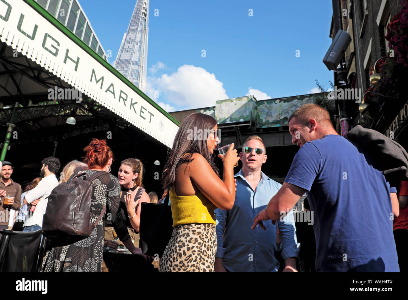 Leute draußen trinken an den Markt Porter pub Borough Market auf Stoney Street in Southwark London SE1 England UK KATHY DEWITT Stockfoto