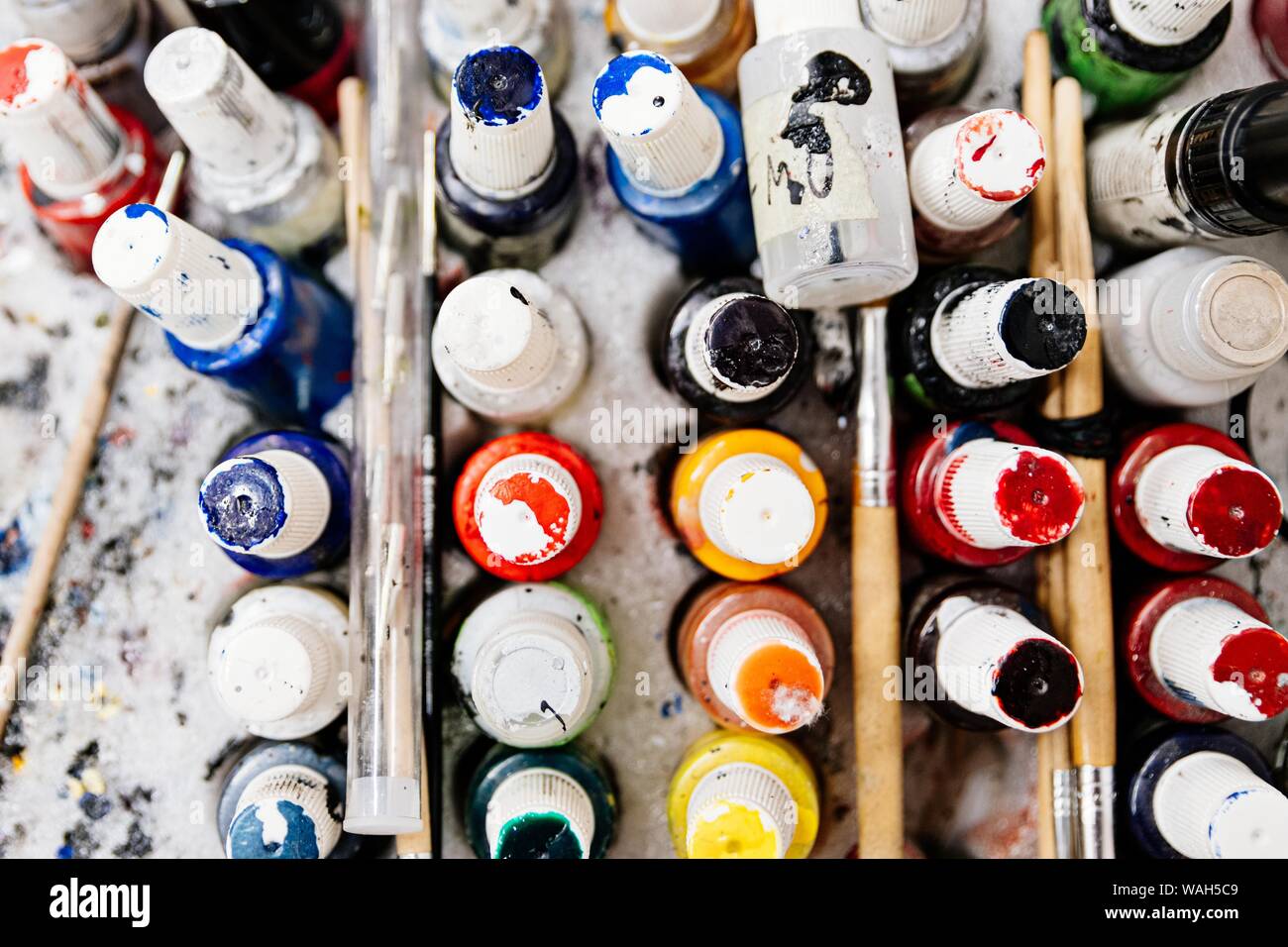 Schmutzige Farbe Behälter und Pinseln. Farbe Farben Palette. Ansicht von oben Stockfoto