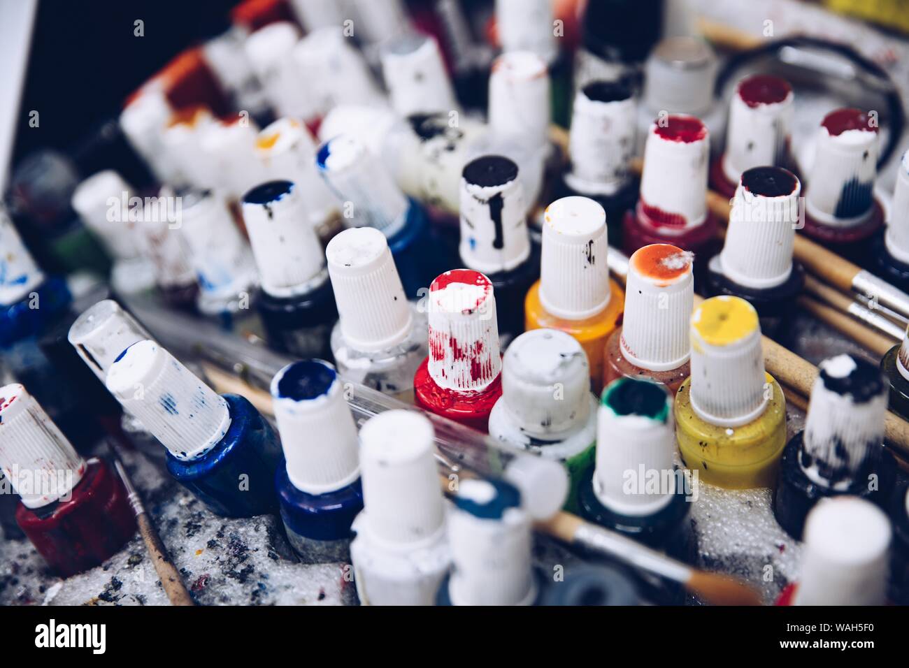 Schmutzige Farbe Behälter und Pinseln. Farbe Farben Palette. Ansicht von oben Stockfoto
