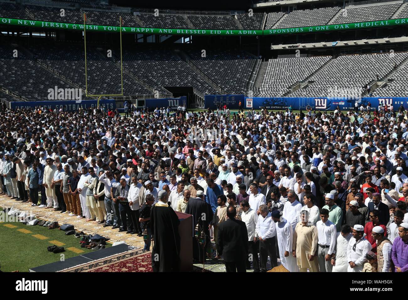 August 11, 2019: Tausende von Muslimen aus rund um den Tri-state-Area an MetLife Stadium Wiesen für das Eid al-Adha, hat keine bestimmte Zeitdauer und Gebet versammelt. Diese islamische Stockfoto